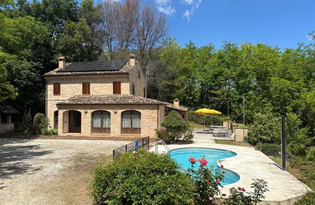 Villa in a historic farmhouse with stunning views from the pool