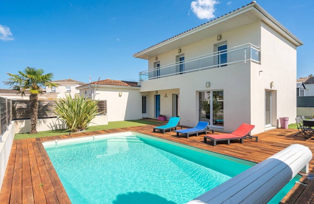 Villa Sigiriya con Vista al Mar y Piscina Climatizada - A 400m de la Playa y Tiendas
