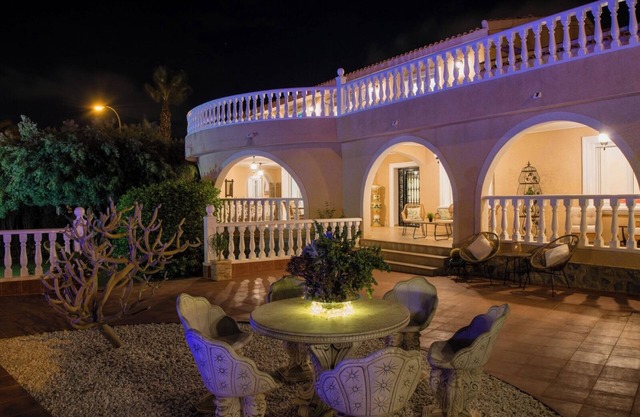 Villa Sol y Sombra Sleeps 12, Private Pool, Outdoor Kitchen, Near Town & Beaches