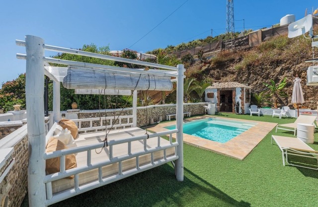 Villa Tarifa piscina privada y espectaculares vistas a las montañas y al pueblo.