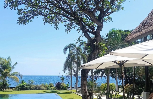 VILLA TERANG BULAN: 4BR private family beachfront villa w/ staff, pool & jacuzzi