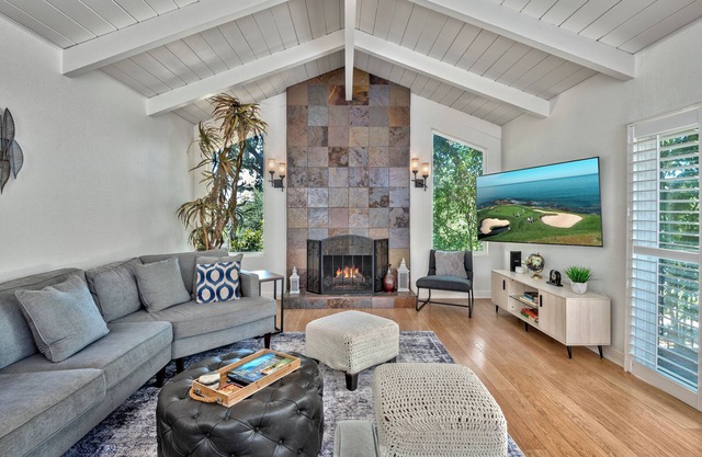 6 bedrooms near Wineries w/Hot Tub, Fire pit, and Arcade near Lake & Trails