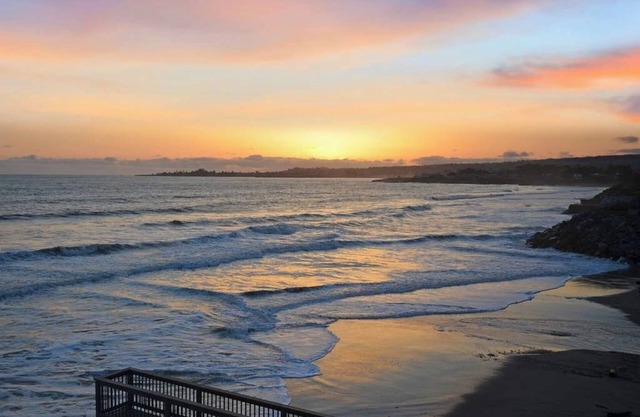 Uno de dos unidades en la ubicación fantástica frente a la playa.