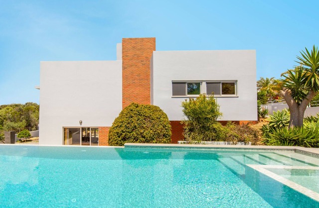 Villa w/ pool & BBQ for relaxing days, Alvor
