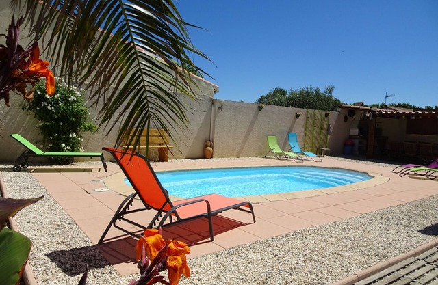 villa con piscina en parcela vallada