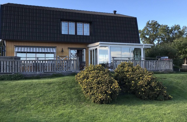 Villa con excelentes vistas y amplio césped. Gran solarium con piscina spa.