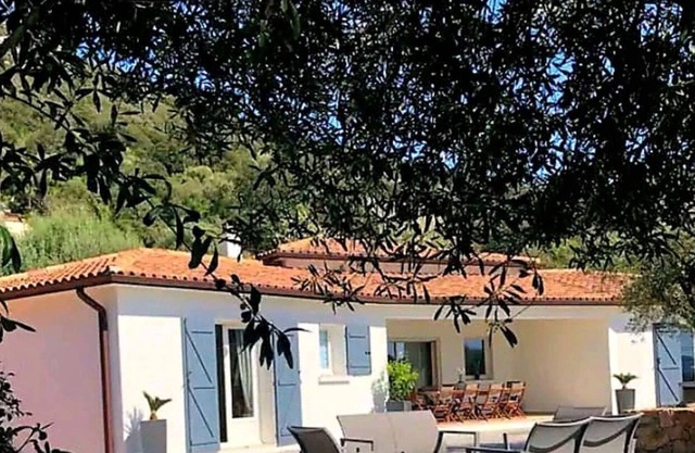 Villa con piscina climatizada entre Porto Vecchio y Bonifacio a 10 minutos de las playas.