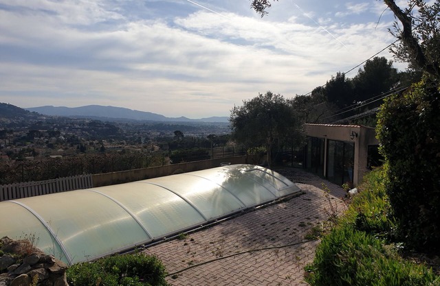 Villa con piscina y jardin