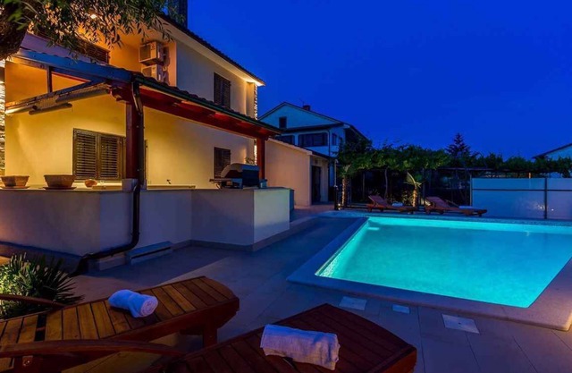 Casa vacacional con piscina y terraza con barbacoa