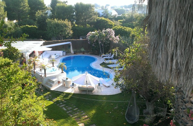 Villa con piscina e hidromasaje en el mar.