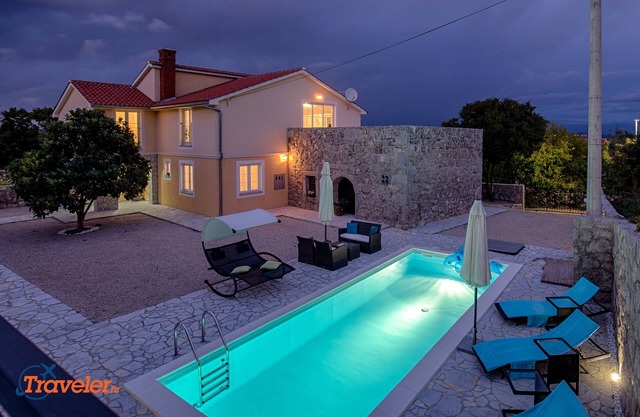 Villa de lujo con piscina, terraza, parque infantil y jardín