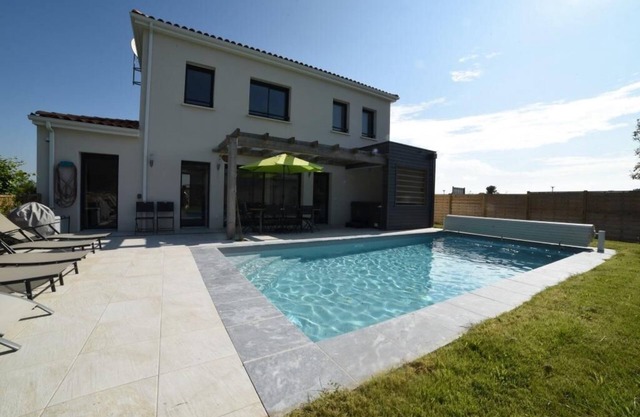 Nuevo listado: villa de lujo con piscina privada y bañera de hidromasaje en una residencia con tenis