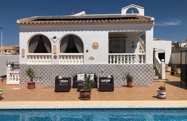 Villa with private pool, enclosed garden, BBQ(plancha), solarium with mountain view