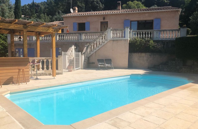 Villa con piscina privada y jardines en el borde del hermoso pueblo provenzal