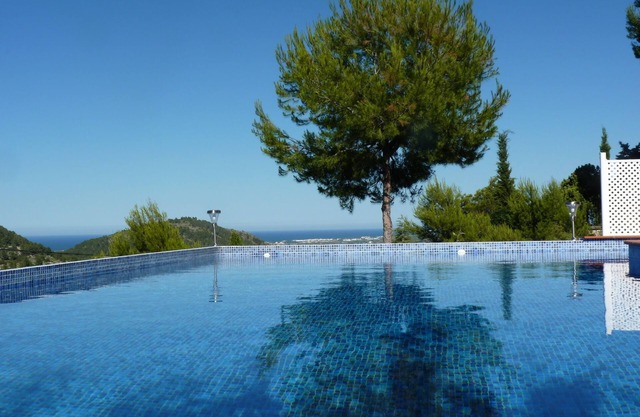 Villa con piscina privada e impresionantes vistas al mar y al bosque de naranjos