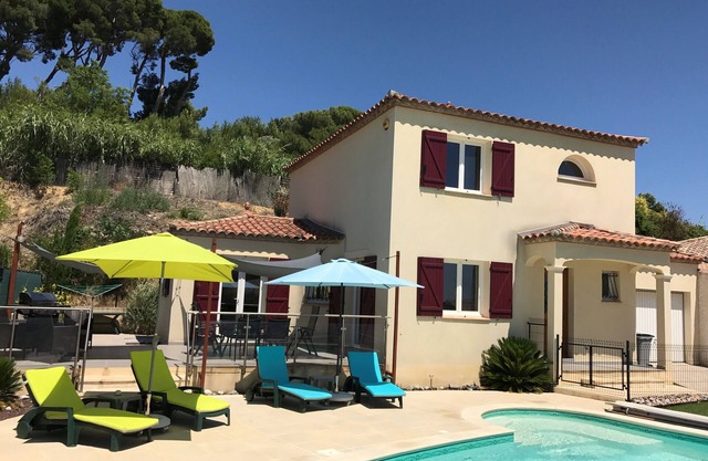 Villa con piscina privada en el pueblo de Margon en el corazón de la región vinícola