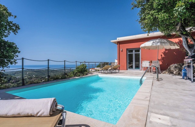 Villa renovado en 2014, con piscina privada y vistas panorámicas al mar y la montaña