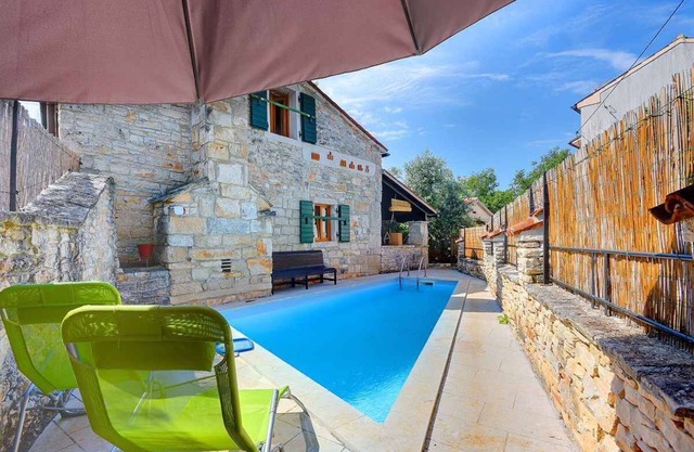Casa vacacional con piscina y terraza