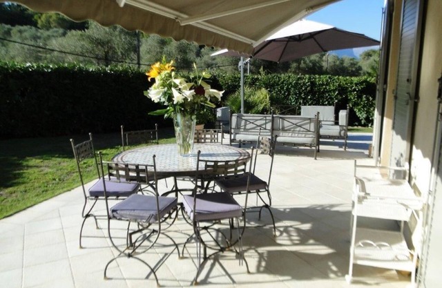 Villa con terrazas y piscina vista panorámica. Cerca de campos de golf y playa, a 1 km del pueblo