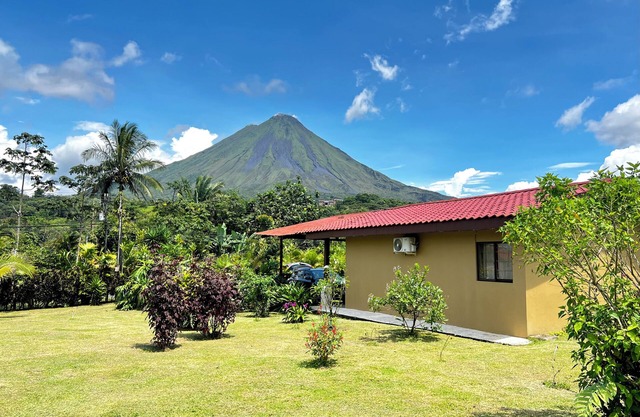 Villa with the best Arenal Volcano Views: 4 Guests, Nature & Small Kitchen