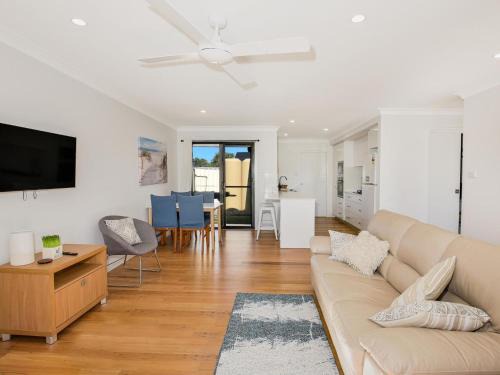 Villa Zelma I Pet Friendly I 4 Min Walk to Beach