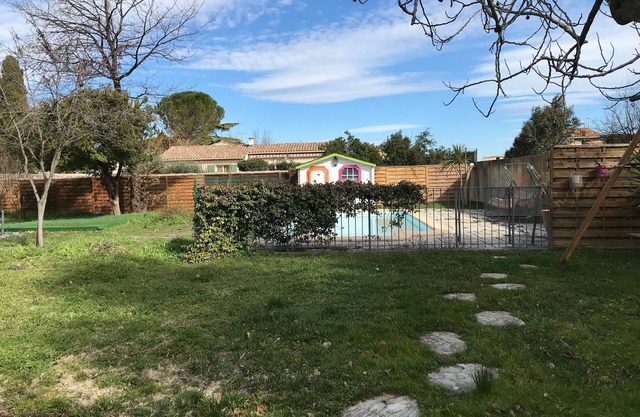 Casa de pueblo con terreno y piscina.