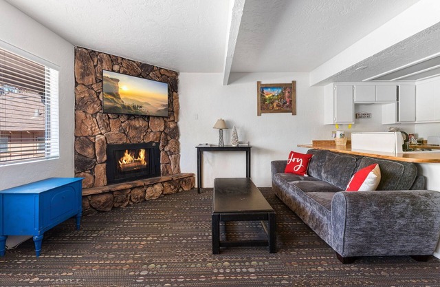 Village Suites Inn. Kodiak Bear, Perfect Location in the Village, fully equipped upstairs unit.