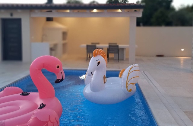 Villas Salvore & Faro, new houses near beaches, heated pool, bbq, Istria