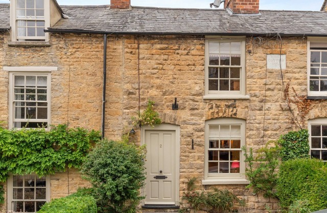 Vine Cottage, Charlbury - sleeps 2 guests in 2 bedrooms
