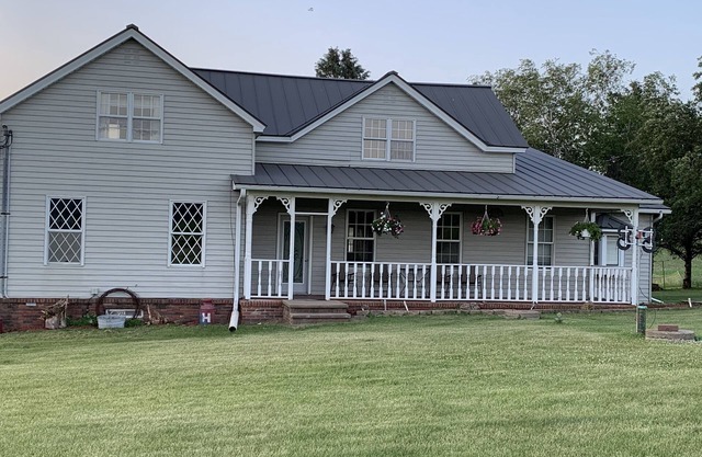 Vintage 2 or 4 Bedroom Farmhouse 1.5 miles from Mondovi