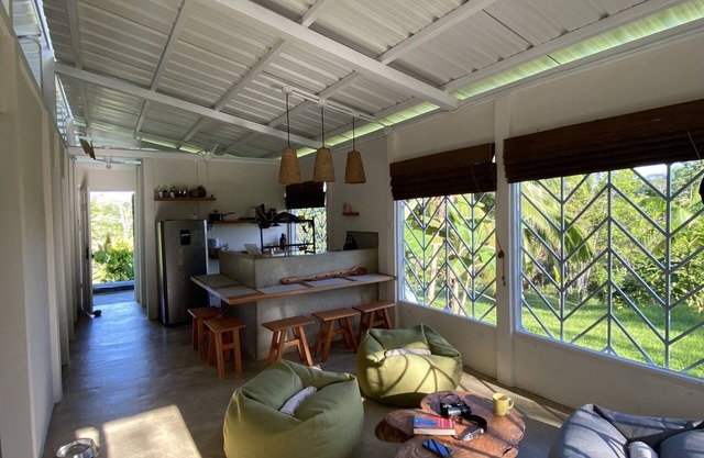 Casa rodeada de naturaleza. Vista al Golfo Dulce y al margen del Rio Barrigones.