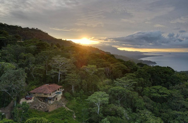 Vista Sirena: Expansive Ocean View 4 bedroom / 4.5 bath home above Dominical