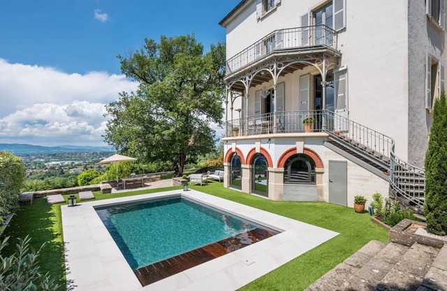 Volange Espléndida casa renovada con jardín, piscina y vistas excepcionales.
