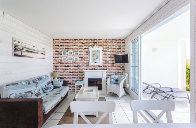 Vue et face golf port bourgenay, proche mer, foret