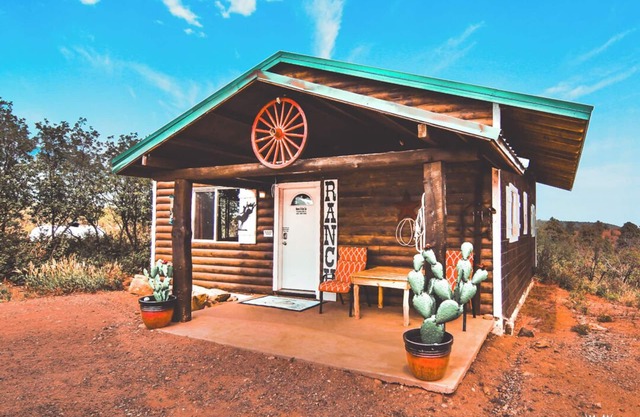 Adorable cabaña occidental con barbacoa, cocina, fogata, vistas en Canyonlandslodging