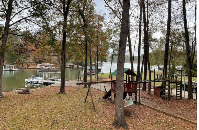 Wacky Zackys' Lakehouse Resort Multiple Family waterfront Home w/ boat dock