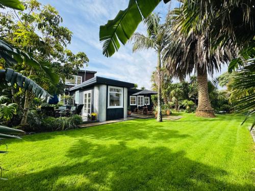 Waikanae Olde Beach Palm Cottage 2 min to Beach