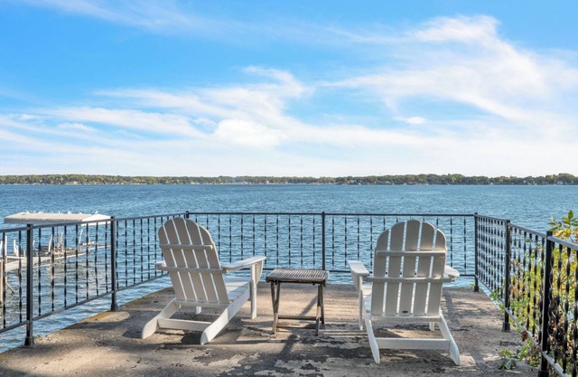 Wake up on West Lake. Classic Cabin Retreat! Family Friendly with your own dock.