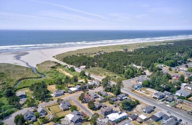 Walk to Beach and Town, Fire Pit, BBQ (Bungalows123)