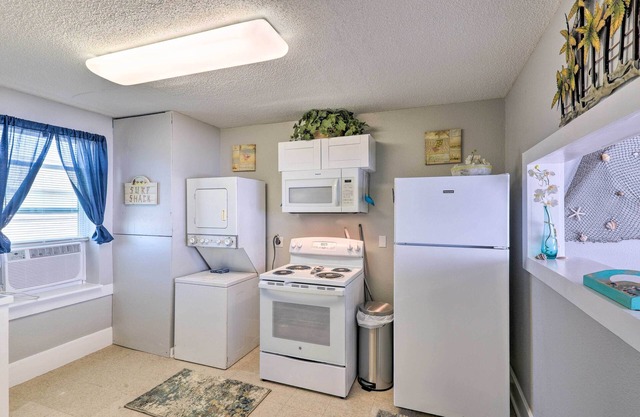 Walk to Beach: Breezy Galveston Apt w/ Deck!