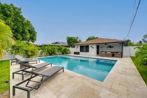 Walk to Beach Getaway with Pool in Naples!