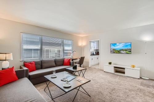 Walk to Beach - KING Apt In #1 Area - AC