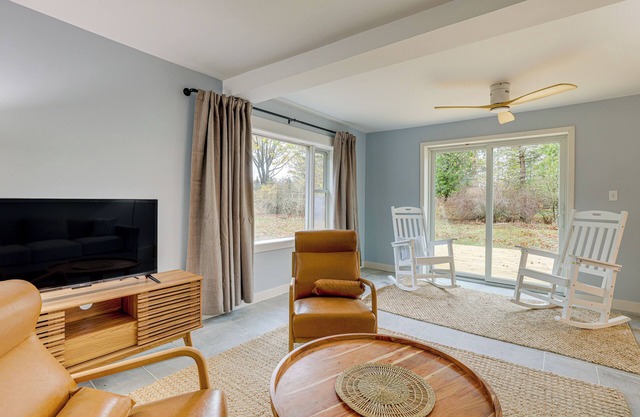 Walk to Beach & Lake Michigan: Manistee Bliss!