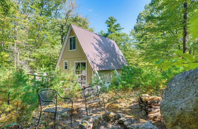 Steps to Lake, Beach & Playground: Madison Cabin