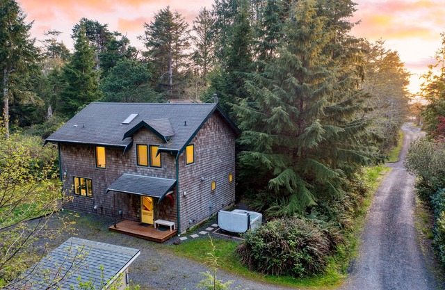 Walk to Beach + Relax in Hot Tub + Dine on the Deck | LoLi's Place by AvantStay