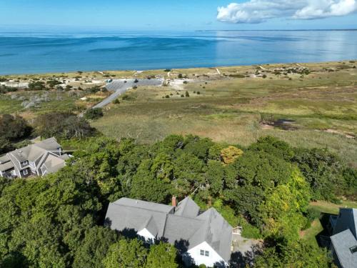 Walk to beach Secluded and private home and backyard