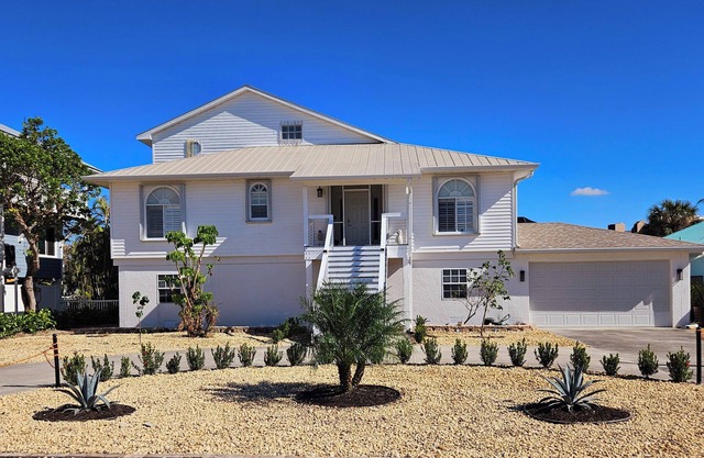 WALK TO BEACH, PRIVATE FAMILY AND PET FRIENDLY POOL HOME ON A CANAL