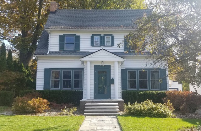 Camine hasta Big House Y el campus desde un vecindario encantador