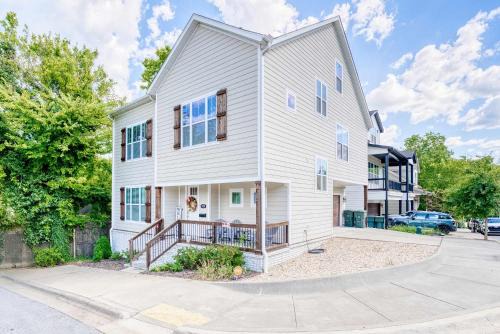 Walk-to-Campus 6BR Retreat - Steps to Razorback Stadium & UA