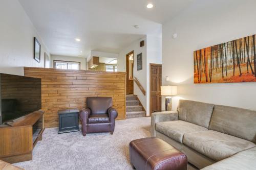 Walk to Chairlifts Breck Condo with Private Patio